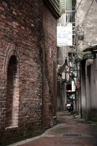 奥へと続く路地裏の日常