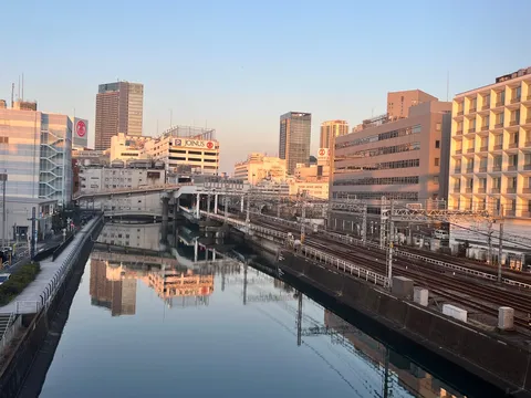 水面に映る都会の静寂