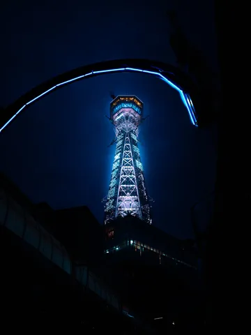 夜空を彩る光の塔