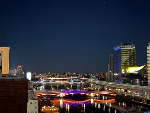 夜景と水辺の静かなリズム