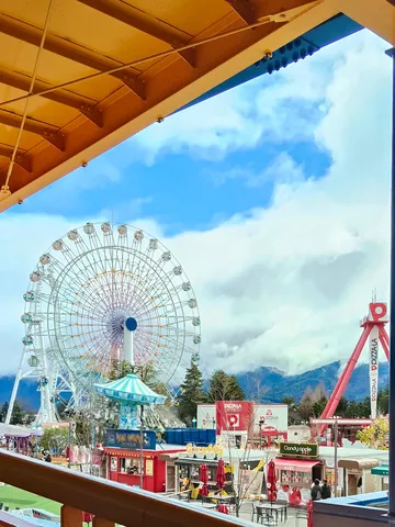 雲間から覗く遊園地の日常