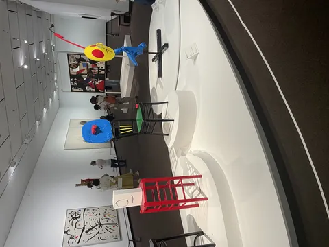 カラフルな椅子と抽象アート