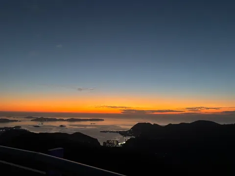 茜色の海に抱かれて