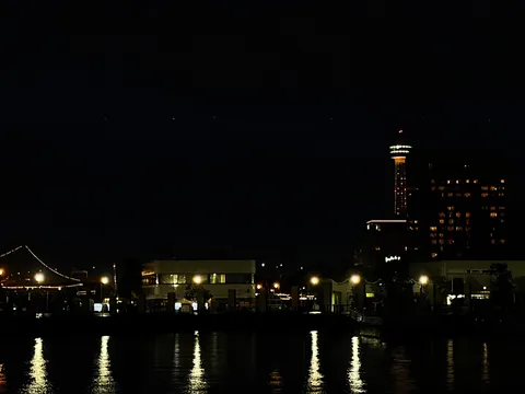 夜景に灯る、水面の反射