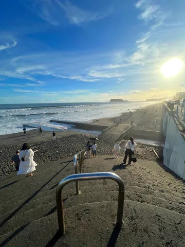 階段を下りれば、そこは海辺の楽園