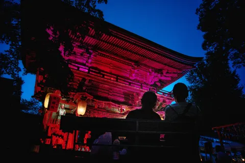夜空に照らされる古都の幻想