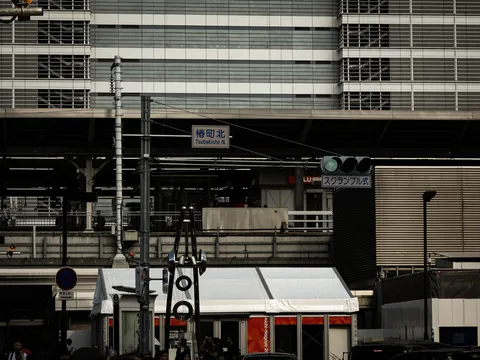 高架下の街景と影