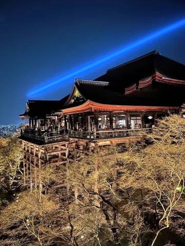 夜空を貫く青い光と古刹