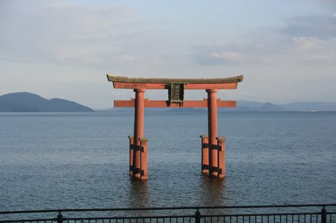 湖上に立つ鳥居の静寂