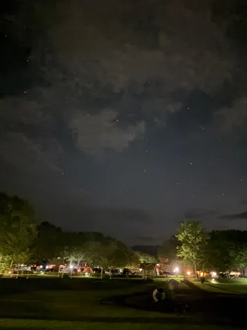 夜空と灯のキャンプ場