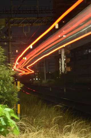 夜を駆ける光の軌跡