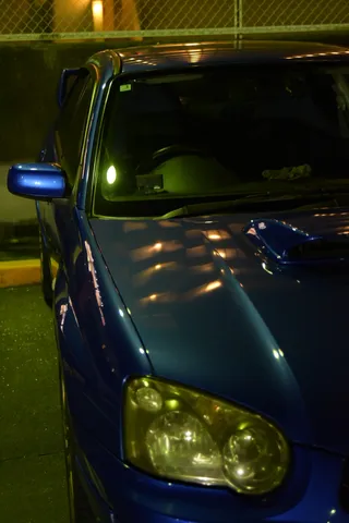 夜の青い車の光の反射