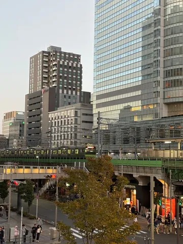高架とビルの夕暮れ街角