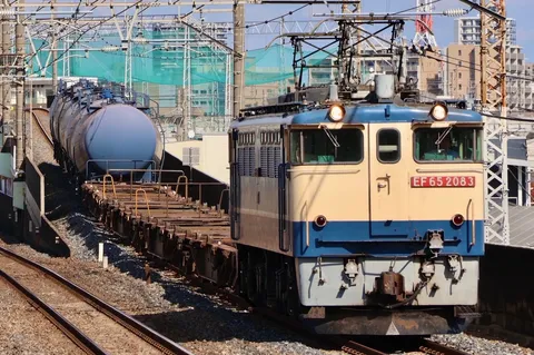 都市を駆ける鉄道の影