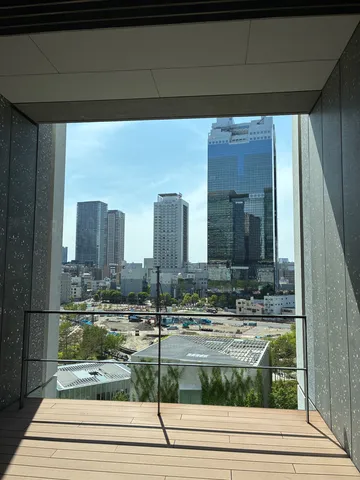 都市の現在と未来、窓辺の静けさ