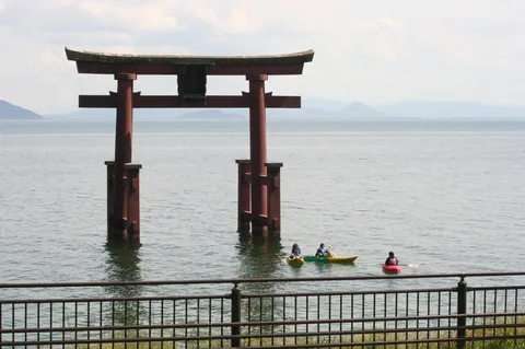 鳥居とカヤック、静かな水面
