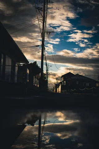 雨上がりの夕暮れ、静かな住宅街