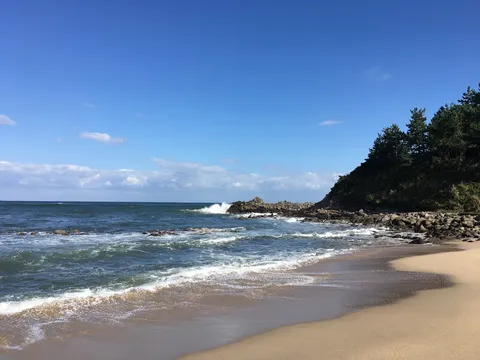 青い空と波のコントラスト