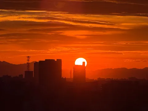 燃える空と街のシルエット