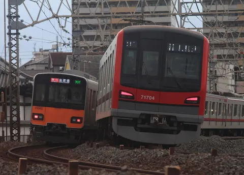 すれ違う列車の躍動感