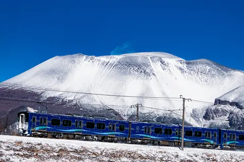 雪景色を駆け抜ける青い列車