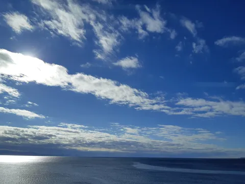 光の海と雲の戯れ