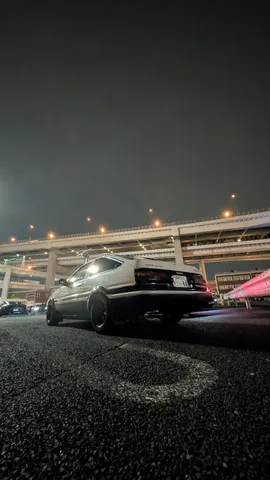 夜の高架下、憧れの姿