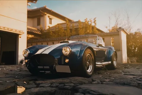 名車も思わず和む、石畳の一角