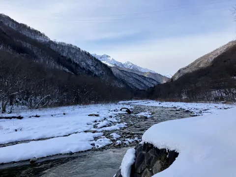 雪原の渓谷に光差す