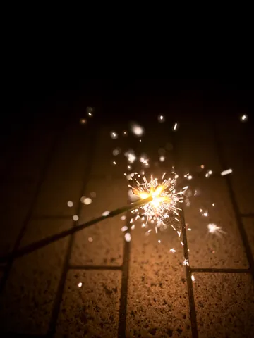 夜に咲く、小さな光の花