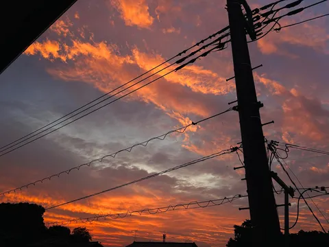 電線と夕焼け、ノスタルジー