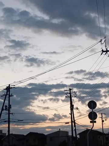 雲と電線の織りなす空模様