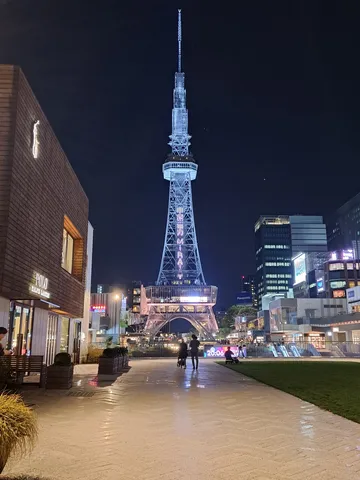 きらめくタワーが彩る夜