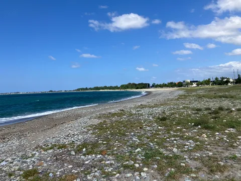 青空と石ころの浜辺