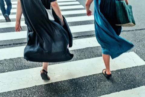 横断歩道、風になびくスカート