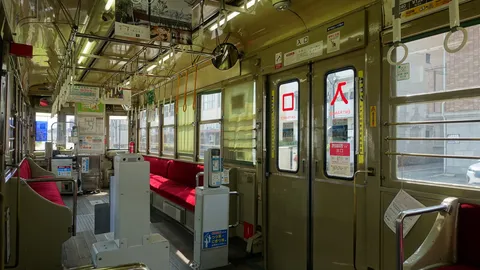 車内の温かな光と座席
