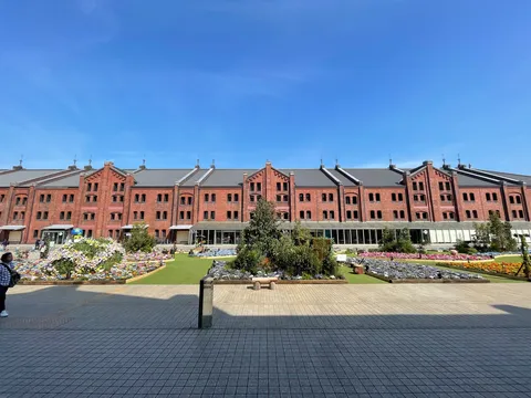 レンガ造りの歴史的建造物と色とりどりの花々