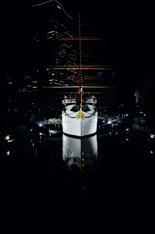 闇夜に浮かぶ白き船体