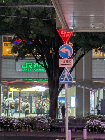 雨粒と信号、そして駅の明かり