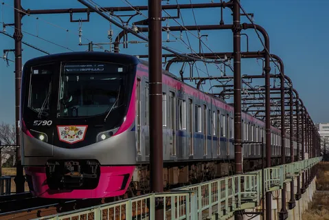 青空の下、新春飾りの列車が走る