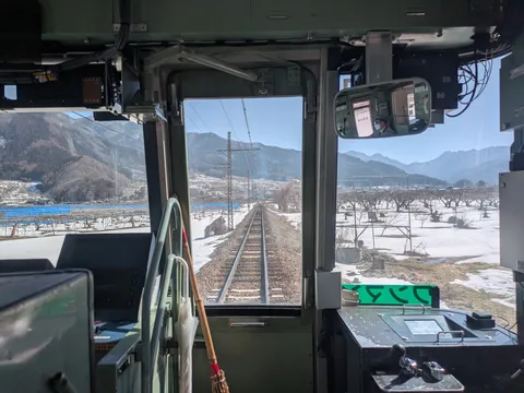 車窓に広がる冬の静寂