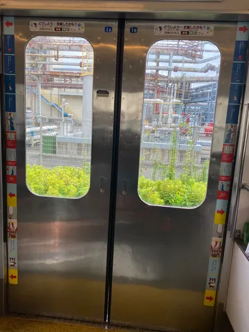 銀色の扉と工場風景