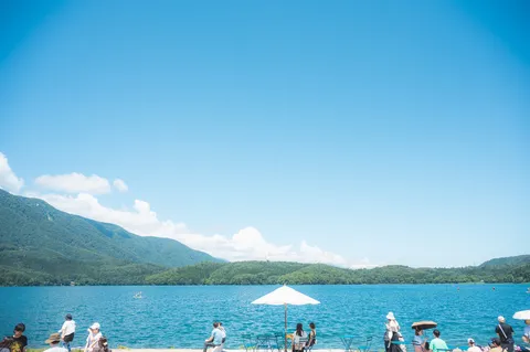 湖畔に広がる青と緑の世界