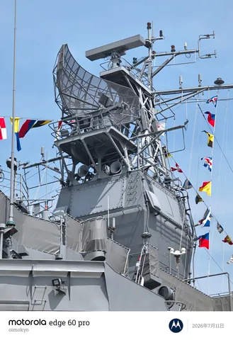 軍艦のレーダーと信号旗
