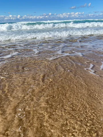 波と砂のささやき風景