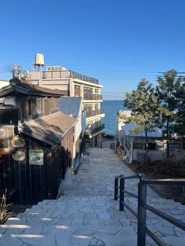 港町の階段と青い海