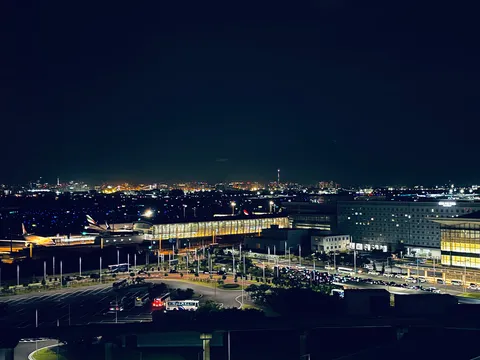 夜の空港、灯が並ぶ風景