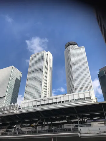 蒼穹にそびえる近未来都市