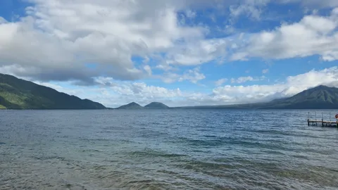 湖畔に佇む静かな時間