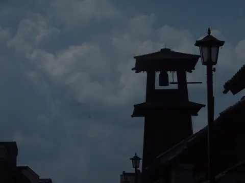 雲間に佇む鐘楼